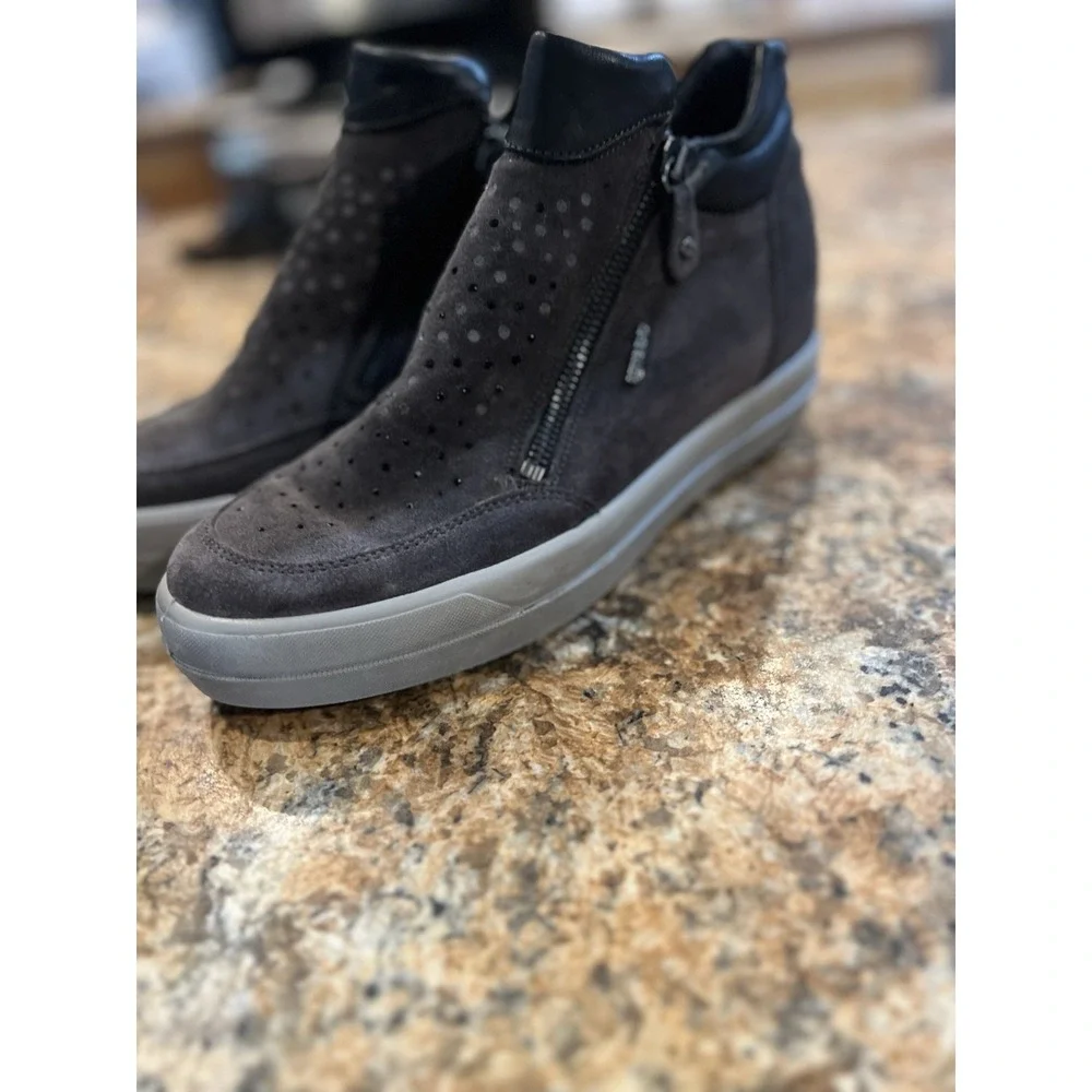 Igi&Co Womens Hidden Wedge Sneakers Gray Suede Side Zip Size 41‎ EU / 10-10.5 US